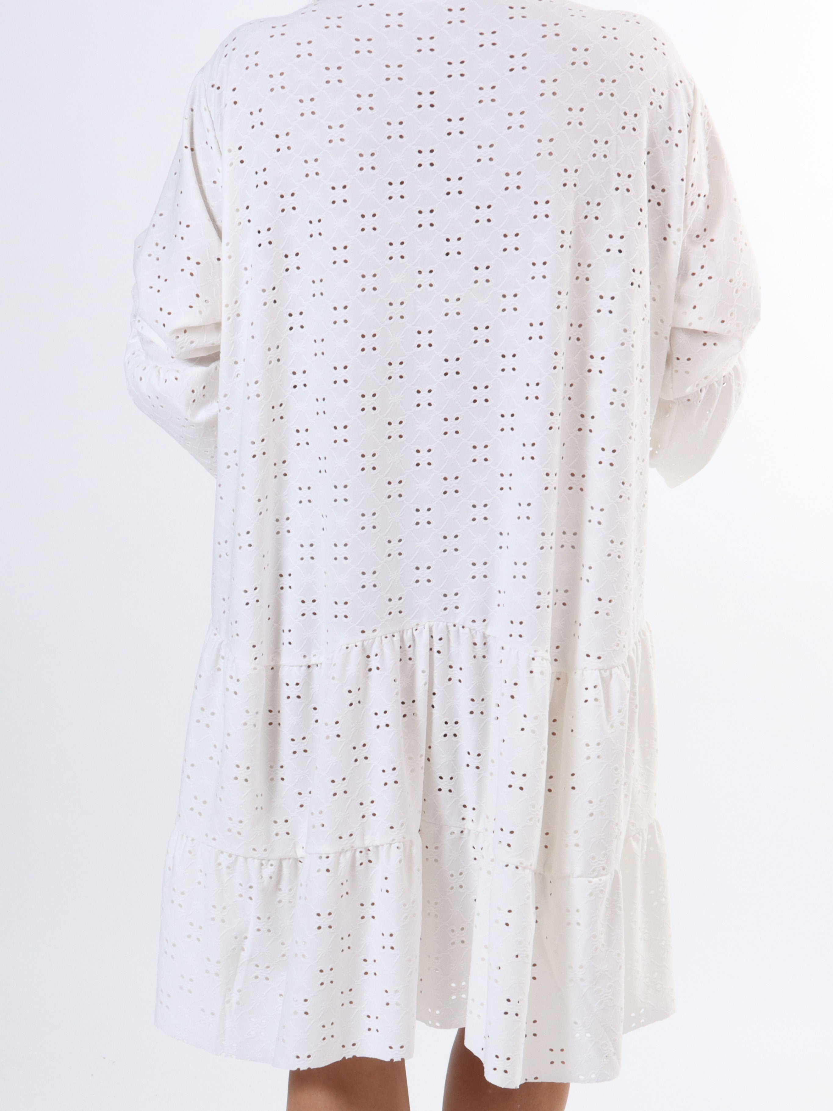 Indiana - Sød elastisk plus size kjole i broderi anglaise